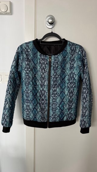 Bomber estampado piel serpiente