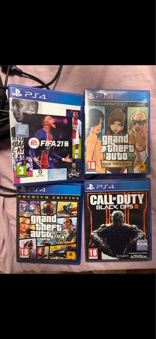 PS4 (PlayStation 4) con 4 giochi