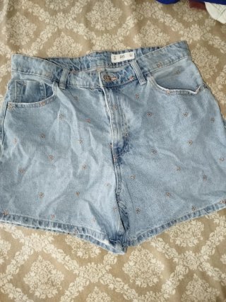 Pantalón corto vaquero con flores