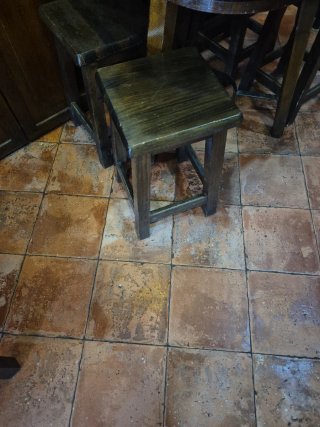 16 Taburetes Bajos de Madera