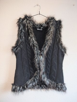 Chaleco de lana con cuello de pelo negro