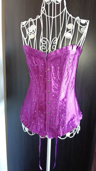 Corsé morado con pedrería