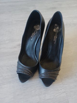 Zapatos de tacón Bershka negros