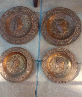 Set di 4 Piatti Sbalzati Re Cattolici