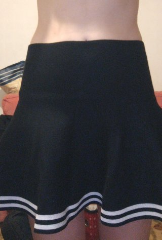 Falda negra con rayas blancas