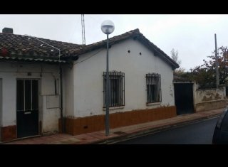 Se vende terreno en Yague. Casa con jardín.