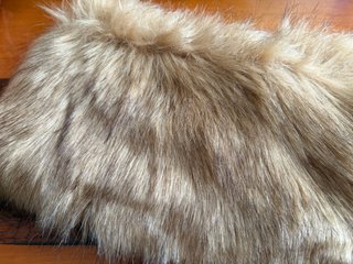Cuello de pelo sintético