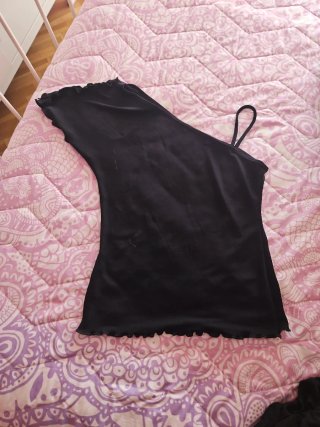 Camiseta negra asimétrica talla L