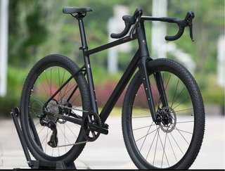 Bicicleta de Gravel Negra
