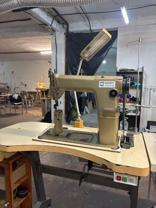 Máquina de coser industrial Singer de poste 136W