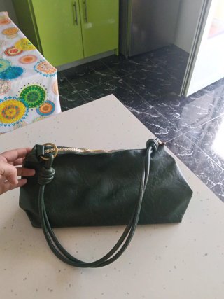 Bolso verde de cuero