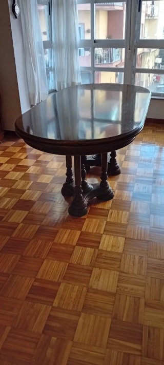 Mesa de comedor de madera oscura extensible