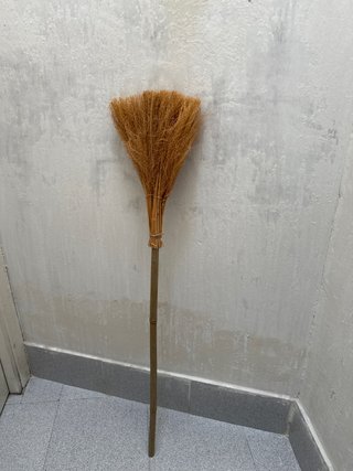 Escoba de paja para disfraz