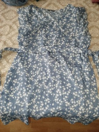 Vestido de verano azul con flores blancas