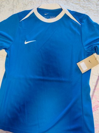 Camiseta deportiva Nike azul y blanca