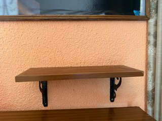 Estantería de madera con escuadras de forja