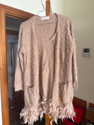 Chaqueta de punto con detalle de plumas