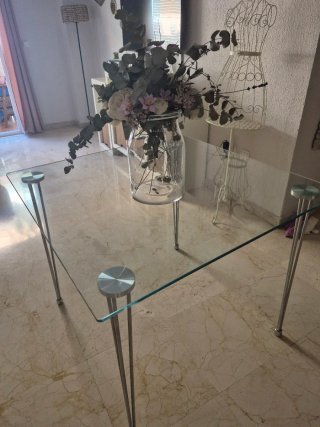 Mesa de Cristal con Patas Metálicas