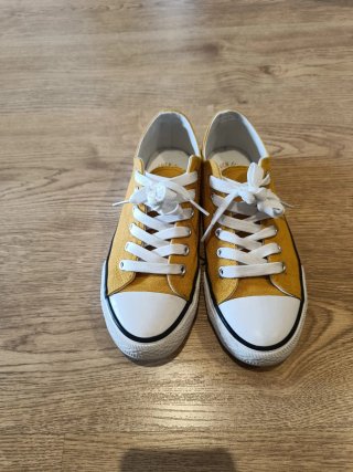 Zapatillas Color Mostaza de la marca Seven Five