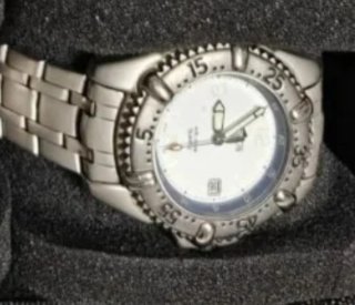 Reloj de pulsera plateado