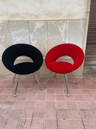 Sillas Negras y Rojas Diseño Moderno