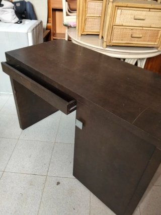 Escritorio de madera marrón