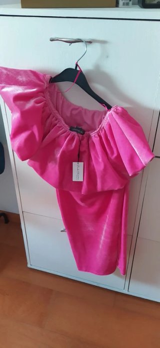 Vestido de veludo rosa com folho