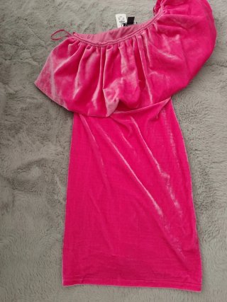 Vestido de veludo rosa com folho