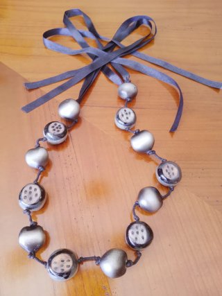 Collar con Cuentas Plateadas