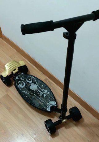 Patinete Oxelo de 4 ruedas.