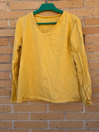 Camiseta Amarilla de Algodón Escote en V