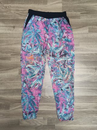 Pantalón jogger fluido con estampado tropical