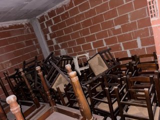Lote de sillas y mesas de madera