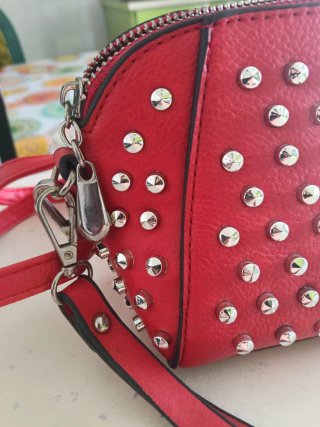 Bolso rojo con tachuelas