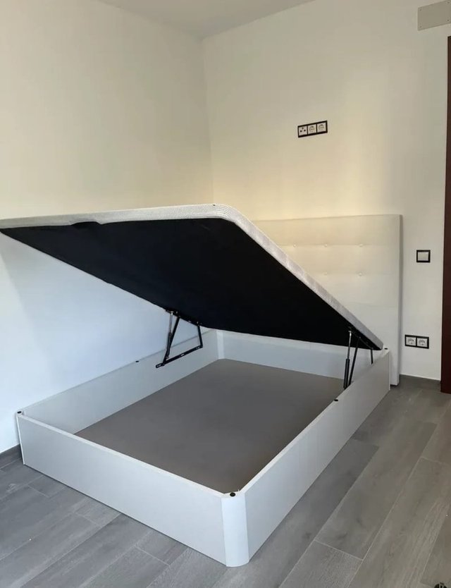 Letto con sistema di sollevamento per il deposito