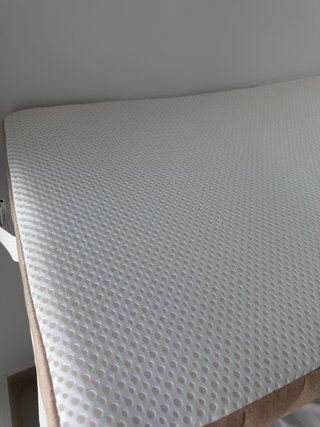 Cuna de bebé con colchón y sábanas