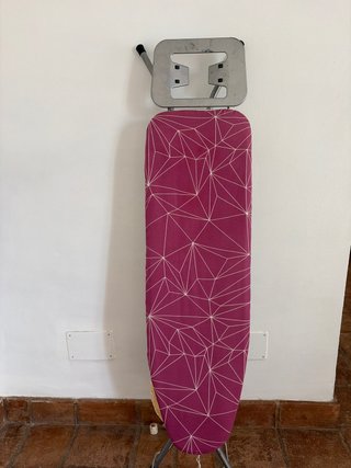 Tabla de planchar con funda geométrica