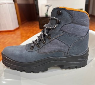 Botas de montaña y senderismo