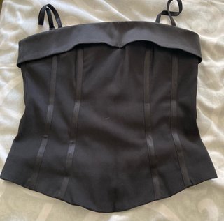 Top negro con tirantes y detalles satinados