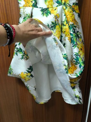 Vestido blanco y amarillo floral