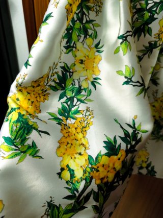 Vestido blanco y amarillo floral