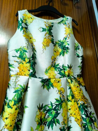 Vestido blanco y amarillo floral