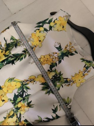 Vestido blanco y amarillo floral