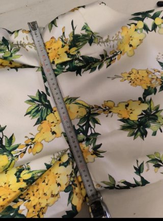 Vestido blanco y amarillo floral