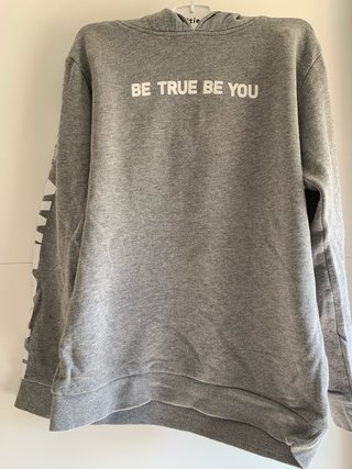 Sudadera gris con mensaje BE TRUE BE YOU
