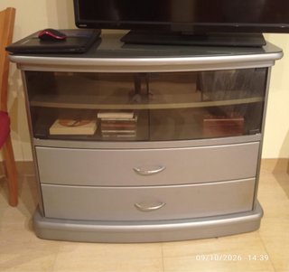 Mueble de televisión plateado