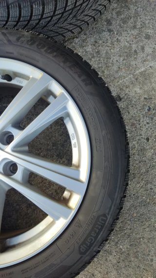 Set de 4 Llantas con Neumáticos Goodyear