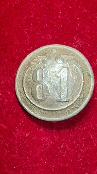 Botón Militar Antiguo con Número 81