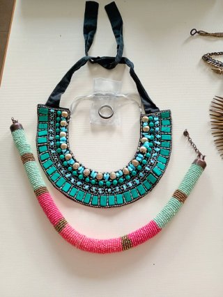 Collar turquesa y rosa con anillo