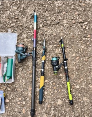 Lote de 3 cañas de pescar y carretes